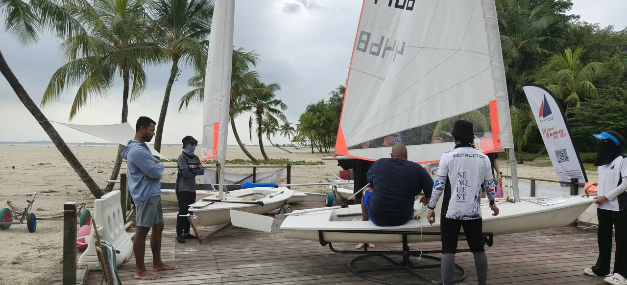 Students rigging their SeaQuest dinghies on the beach
